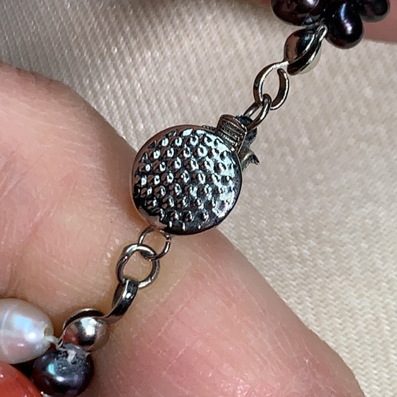 Lovely vintage two toned double strand genuine pearl necklace. - Picture 8 of 17